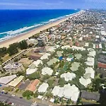 Broadbeach Beachside! Home, Carport, Courtyard, Pools Spas