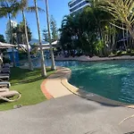 Broadbeach Beachside! Home, Carport, Courtyard, Pools Spas