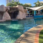 Broadbeach Beachside! Home, Carport, Courtyard, Pools Spas