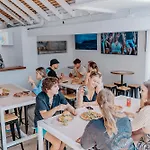 Surf Inn Boutique Backpackers - Free Breakfast