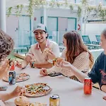 Surf Inn Boutique Backpackers - Free Breakfast