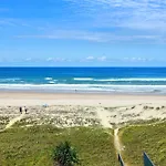 Salty Joe\'S Beachfront Retreat