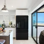 Salty Joe\'S Beachfront Retreat