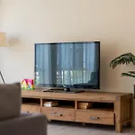 Family Friendly 4 Bedroom House Close To Parks