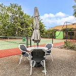 Villa By The Canal - Runaway Bay