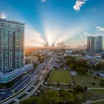Elegant Splendor 3 Bedroom Apartment With Tram Access