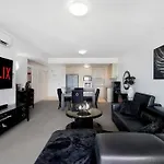Exceptional Luxury ~ Broadwater Beauty ~ Free Parking ~ Top Location