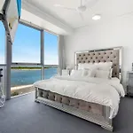 Exceptional Luxury ~ Broadwater Beauty ~ Free Parking ~ Top Location
