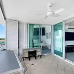 Exceptional Luxury ~ Broadwater Beauty ~ Free Parking ~ Top Location
