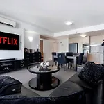 Exceptional Luxury ~ Broadwater Beauty ~ Free Parking ~ Top Location
