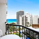New Stunning Central Surfers Studio Apartment.