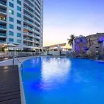 Massive Wings Apartment - 1 Block From Beach