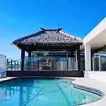 Waterfront Haven Balinese Villa At Bundall