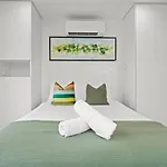 The Oceana - Beachfront 19F Ocean View Studio In Resort With Parking, Pool, Neflix