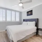 Coastal Views Await - Luxurious 2Br Retreat