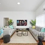 The Queenslander! Complete Entertainer - Huge - Stylish - Games - Full Level Pool Room - Smokehouse - Secure Parking - Yard #New!