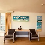 Burleigh Beach - Steps Away From The Sand