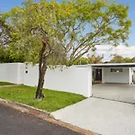 Jacuzzi Gardens - Spa - Fire Pit - Swings - Outdoor Kitchen - Bbq - Parking - Central Location