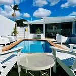 Reflections Broadbeach- Heated Pool! Complete Waterfront Entertainer With Huge Deck, Pool Table And Pontoon