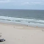 President Holiday Apartments - Absolute Beachfront