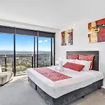 Holiday Holiday Circle On Cavill Apartments