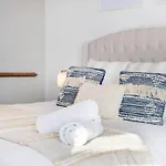 Beachfront Luxe 2Bedroom Apt With Sunset River Views