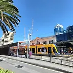 Beachside Apartment In The Heart Of Surfers Paradise - Free Parking