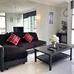 High Level Spacious Ocean View Apt At Surfers