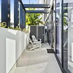 Modern 2-Bedroom Private Apartment On Low Floor In Broadbeach