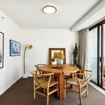 Spacious 1-Bed With Pool & Sauna In Broadbeach
