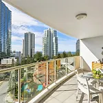Spacious 1-Bed With Pool & Sauna In Broadbeach