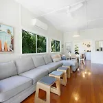 2-Bed Beach House In Burleigh Heads Amidst Nature