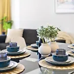 Chevron Renaissance - 3 Bedroom Apartments - Q Stay