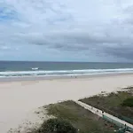 President Holiday Apartments - Absolute Beachfront