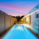 Charming Group Getaway - 9 Mins To Burleigh Beach