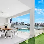 Canal Bliss 4Br Waterfront Hope Island Home