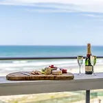 Absolute Beachfront Apartment 3B Pool Spa