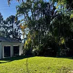 The Queenslander! Complete Entertainer - Huge - Stylish - Games - Full Level Pool Room - Smokehouse - Secure Parking - Yard #New!