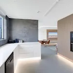 2Br Modern Surfers Paradise Apt