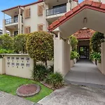 Private Burleigh Retreat, Short Walk To Beach