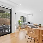 Private Burleigh Retreat, Short Walk To Beach