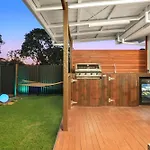 Jacuzzi Gardens - Spa - Fire Pit - Swings - Outdoor Kitchen - Bbq - Parking - Central Location