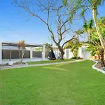 Jacuzzi Gardens - Spa - Fire Pit - Swings - Outdoor Kitchen - Bbq - Parking - Central Location