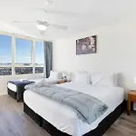 Spacious 3 Bedroom Apartment In Surfers Paradise