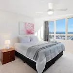 Spacious 3 Bedroom Apartment In Surfers Paradise