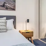 2-Bed Family Haven With Pools Bbq & Playgrounds