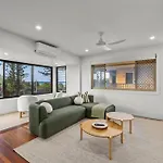 Sophisticated 2-Bed Steps Away From Bilinga Beach