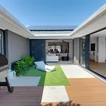 Gold Coast Luxury 4-Br Retreat