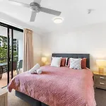 Broadbeach Beauty Walk To Beach & Free Parking