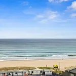 Glorious Ocean Views 2-Bed Pool & Amenities